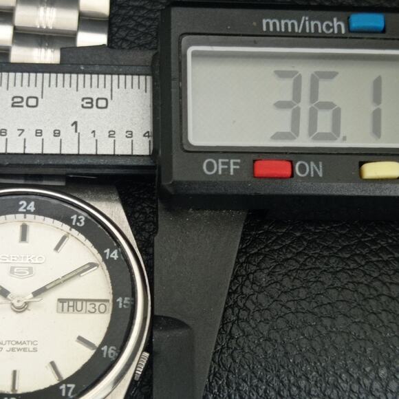 Vintage 1974 Seiko Automatic Mens Silver Watch W/daydate & White accents - Picture 7 of 10